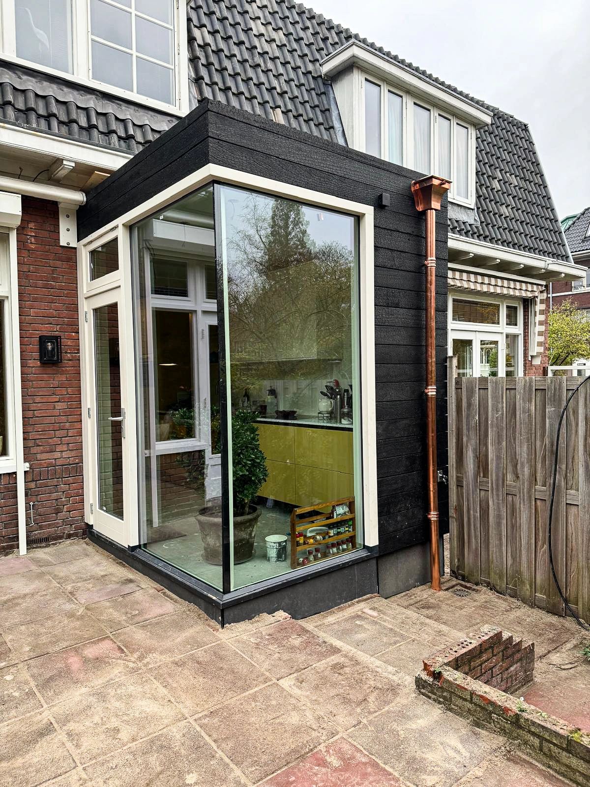 KAEN Carbon charred accoya® exterior cladding at Contemporary House Extension and Garden Studio in KAEN Accoya®, Dordrech, The Netherlands